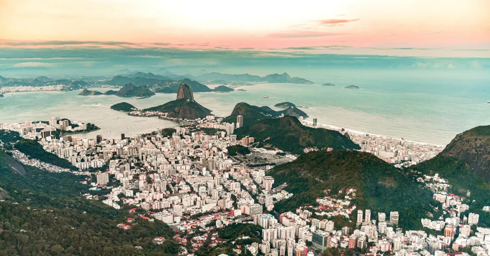 Vista aérea de Río de Janeiro al atardecer con el Pan de Azúcar y la bahía de Guanabara