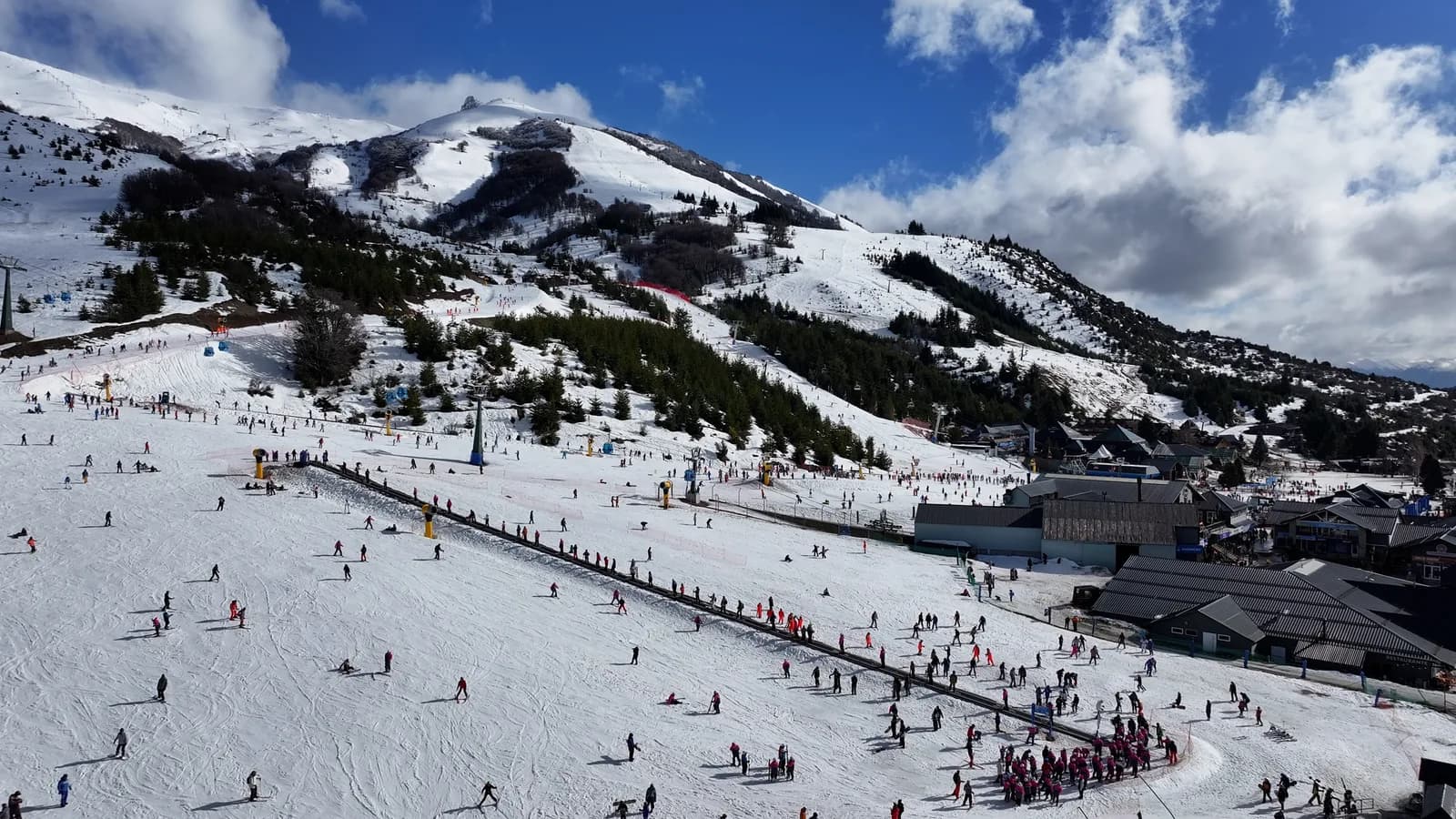 Pistas y base del Cerro Catedral cubiertas de nieve, el centro de esquí de Bariloche en invierno